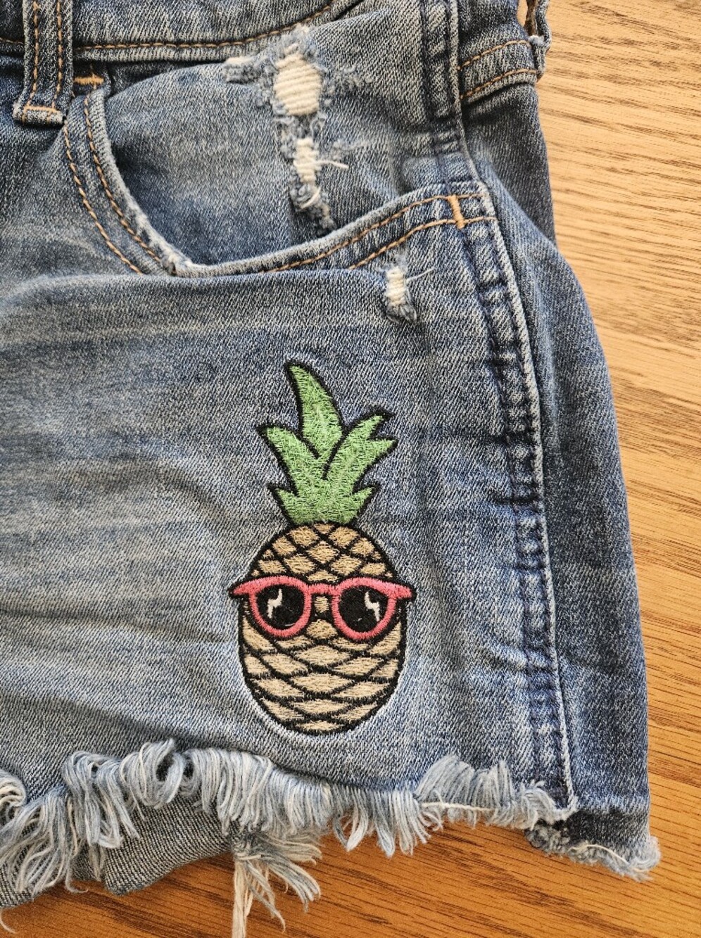 💮Hollister California High Rise Distressed Denim Cutoffs with Pinapple Size 26